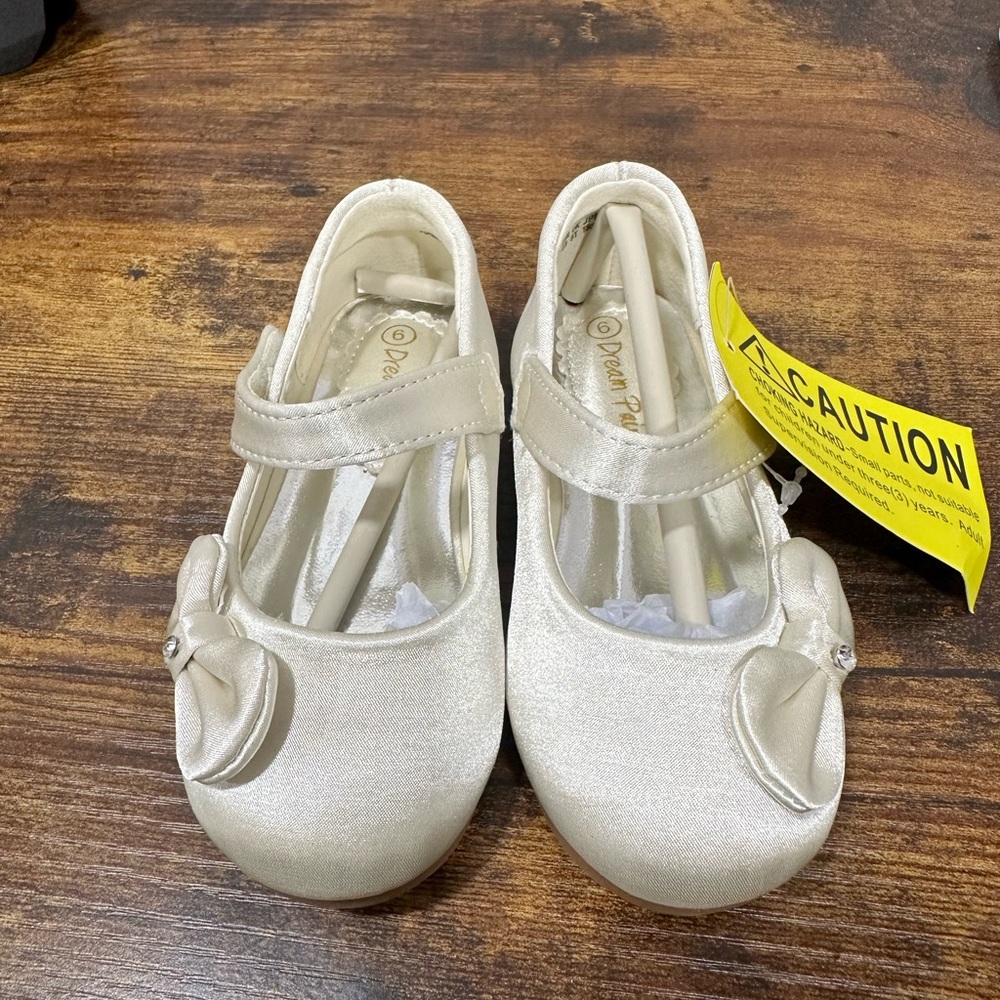 NWT Dream Pairs - toddler Size 6